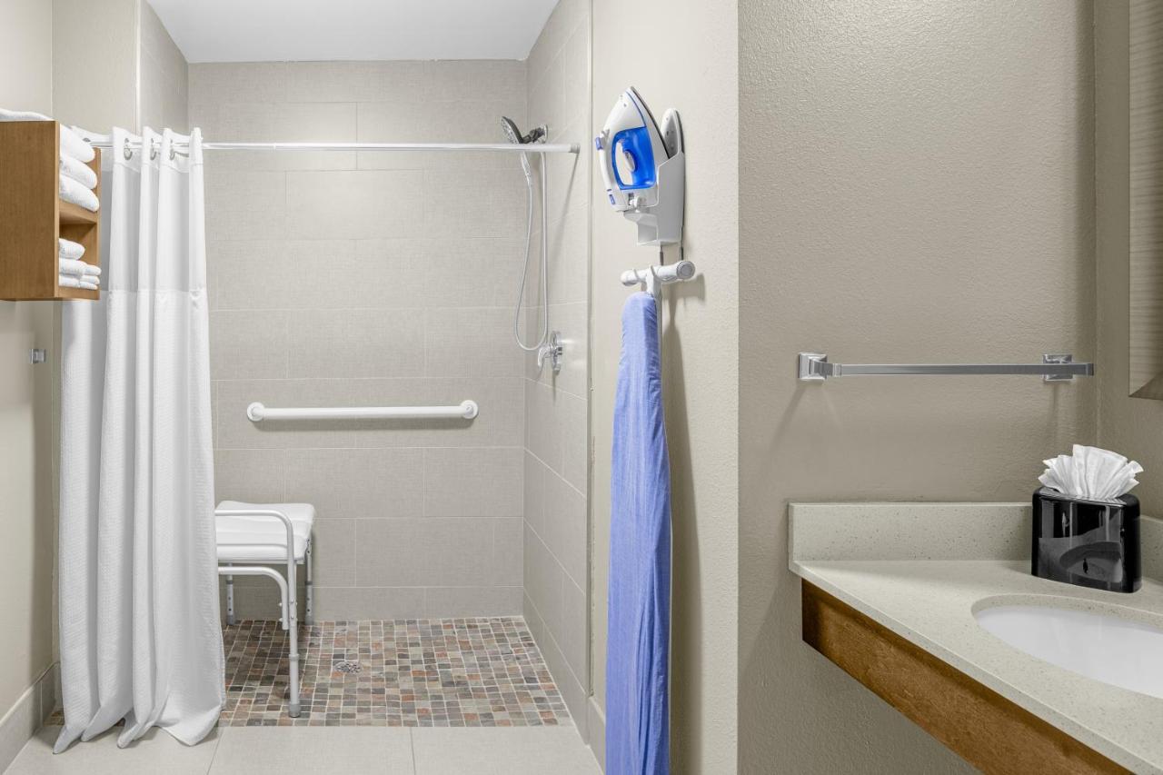 Queen Studio Suite Mobility Access Roll Shower or Non-Smoking,1586117210:JPEG