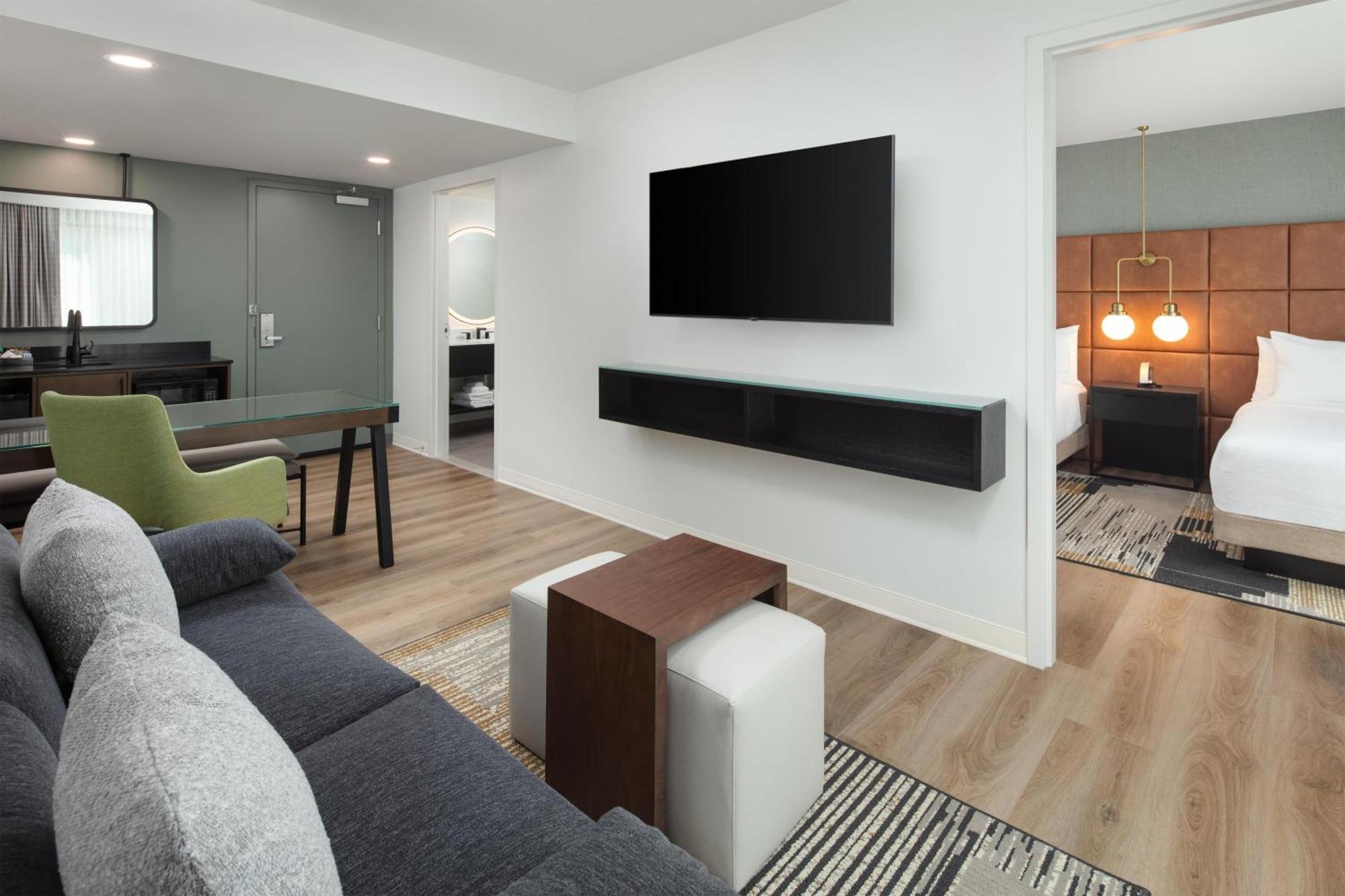 One-Bedroom Queen Suite Two Queen Beds